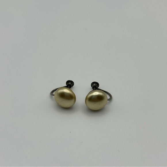 Vintage Gold Tone Round Flat Faux Pearl Screwback Stud Earrings Silver Tone - Picture 4 of 7